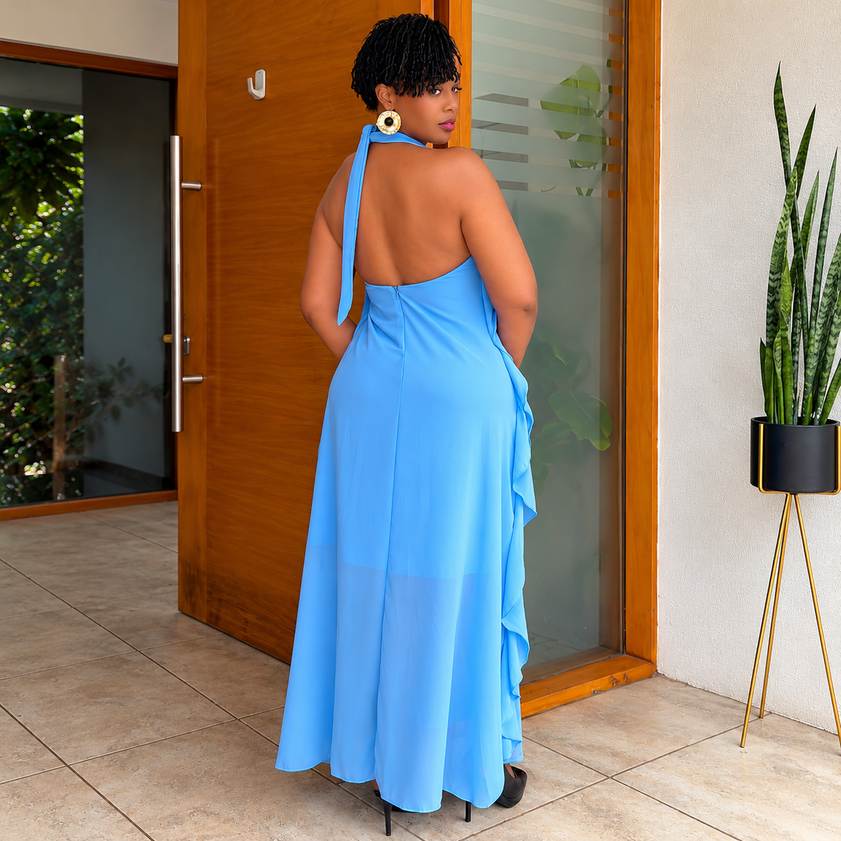 Vestido Largo Celeste Elegance – Escote Halter y Volantes